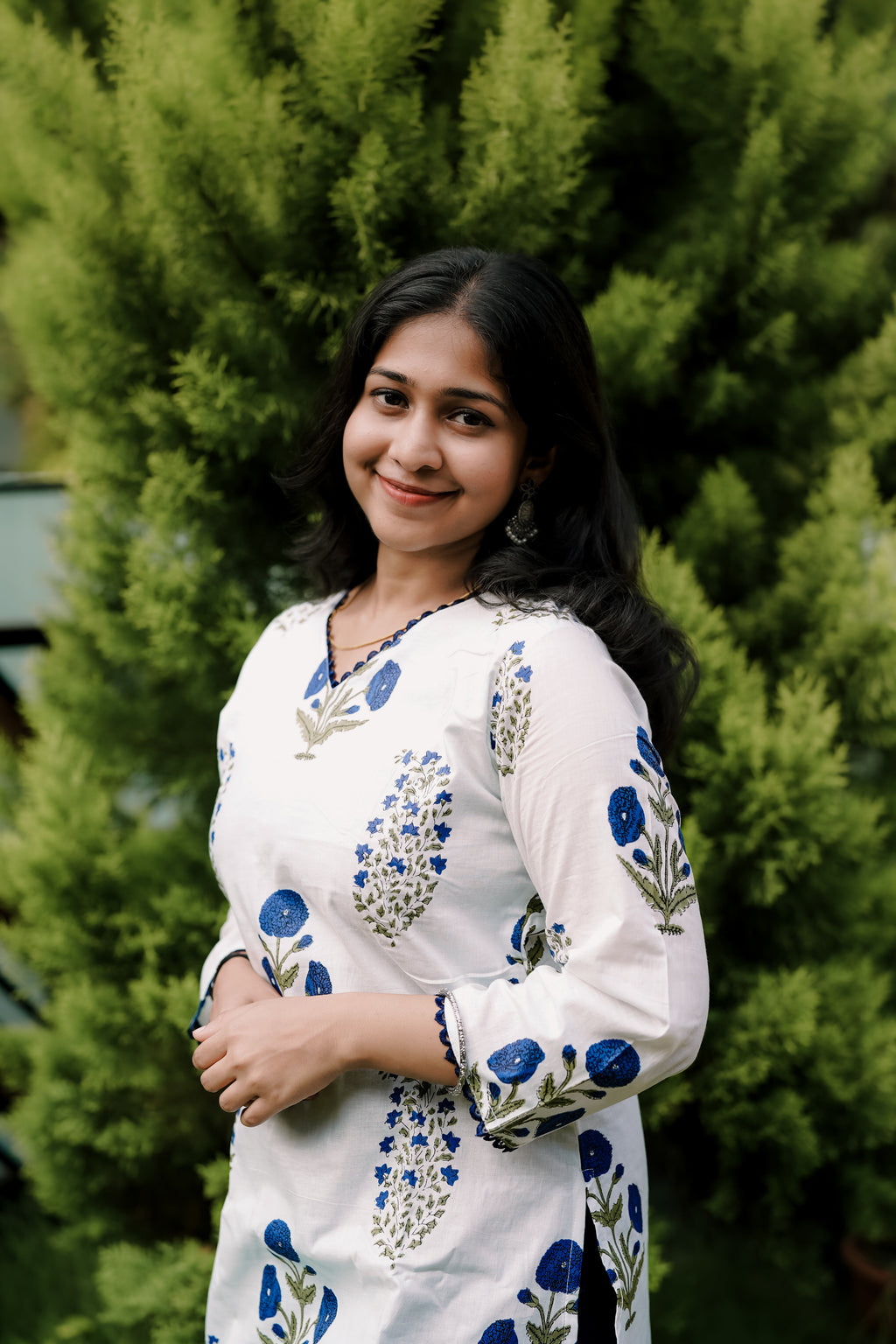 Why choose between comfort and style when you can have both? This set features a straight-fit white kurta adorned with deep azure floral motifs, perfectly balanced by solid navy pants. It’s the kind of outfit that takes you from a morning meeting to a quick coffee catch-up with ease.