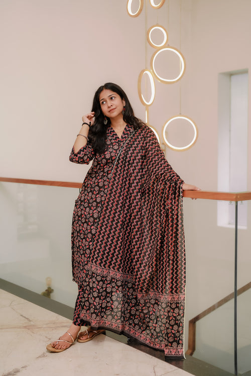 There is a certain magic in the pairing of Black and Crimson. ❤️ Our 3-piece set is a celebration of traditional motifs and modern silhouettes. The flowing Anarkali cut, paired with a meticulously printed dupatta, creates a look that is both grand and effortless. Perfect for those festive evenings when you want to feel like royalty.